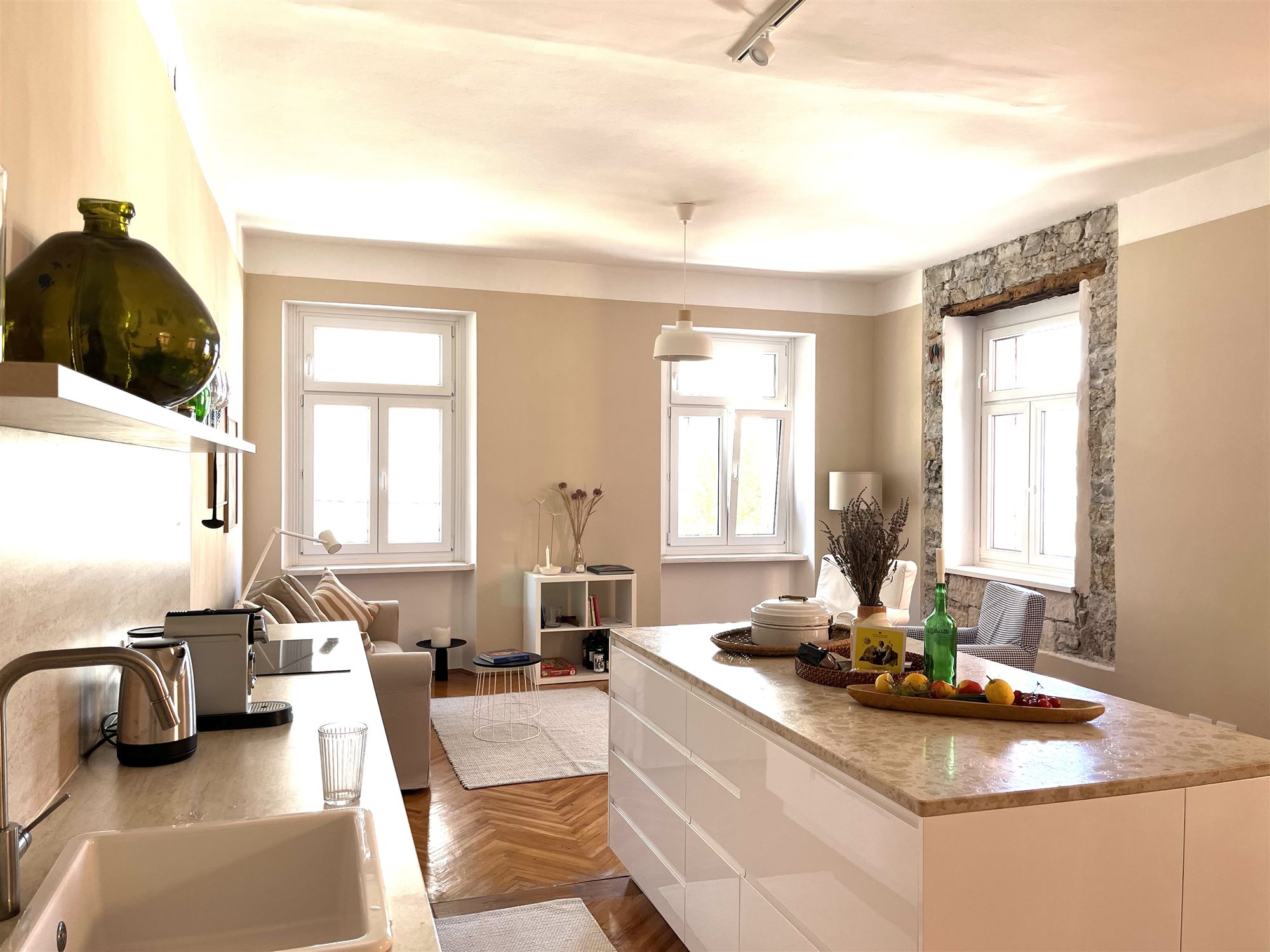 Küche und Wohnzimmer
